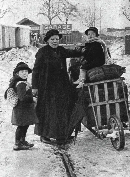 Framed Print : Les rapatries du Nord de la France a annemasse (Haute-Savoie); une famille qui a... 1916. Creator: Unknown Framed Print : Les rapatries du Nord de la France a annemasse (Haute-Savoie); une famille qui a... 1916. Creator: Unknown