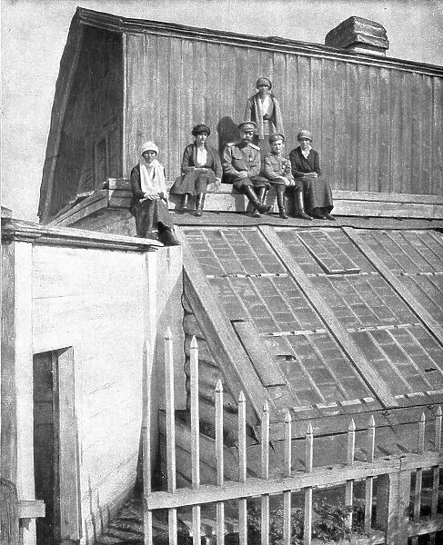 'Les Romanof a Tobolsk; Le tsar et ses enfants venus chercher sur la toiture d'une serre... 1917. Creator: Unknown