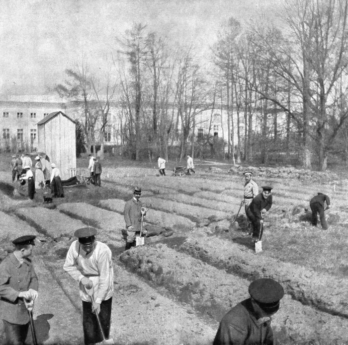 Framed Print : Les Romanof a Tsarskoie-Selo; Au mois de mai 1917, le deuxieme de son internement... 1917. Creator: Unknown Framed Print : Les Romanof a Tsarskoie-Selo; Au mois de mai 1917, le deuxieme de son internement... 1917. Creator: Unknown