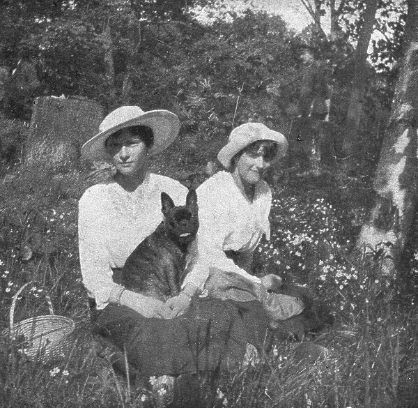 'Les Romanof a Tsarskoie-Selo; Dans un coin fleuri du parc de Tsarskoie-Selo; les grandes... 1917. Creator: Unknown