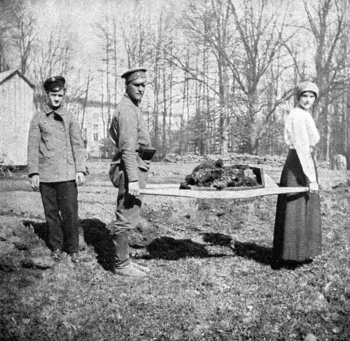 Framed Print : Les Romanof a Tsarskoie-Selo; La grande-duchesse Tatiana, aidee d'un soldat... 1917. Creator: Unknown Framed Print : Les Romanof a Tsarskoie-Selo; La grande-duchesse Tatiana, aidee d'un soldat... 1917. Creator: Unknown