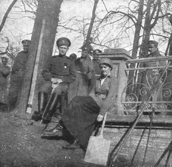 Framed Print : Les Romanof a Tsarskoie-Selo; A la limite qu'il etait interdit de franchir; la grande... 1917. Creator: Unknown