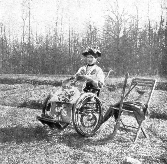 Framed Print : Les Romanof a Tsarskoie-Selo; L'imperatrice, en fauteuil roulant, travaille a un ouvrage... 1917. Creator: Unknown Framed Print : Les Romanof a Tsarskoie-Selo; L'imperatrice, en fauteuil roulant, travaille a un ouvrage... 1917. Creator: Unknown