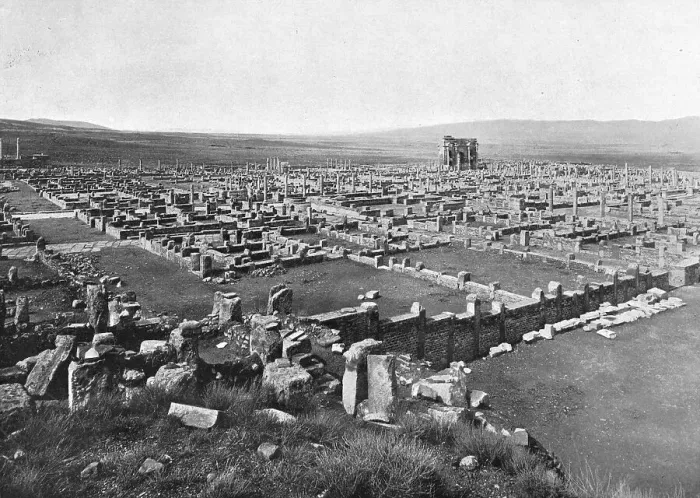 Framed Print : Les ruines de Timgad; Afrique du nord, 1914. Creator: Unknown Framed Print : Les ruines de Timgad; Afrique du nord, 1914. Creator: Unknown