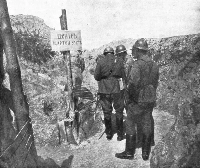 Framed Print : Les russes en France; Dans les tranchees russes sur le front de Champagne, 1916. Creator: Unknown Framed Print : Les russes en France; Dans les tranchees russes sur le front de Champagne, 1916. Creator: Unknown