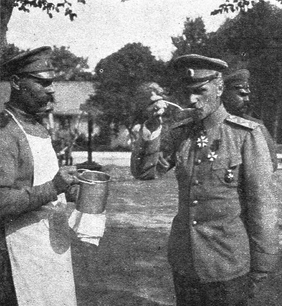 Les russes en France; Le general Lokhvitzky goute le bouillon des soldats, 1916. Creator: Unknown