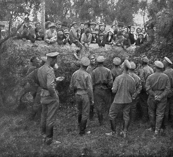 Les Russes en France; les soldats russes et la population marseillaise fraternisent, 1916. Creator: Unknown