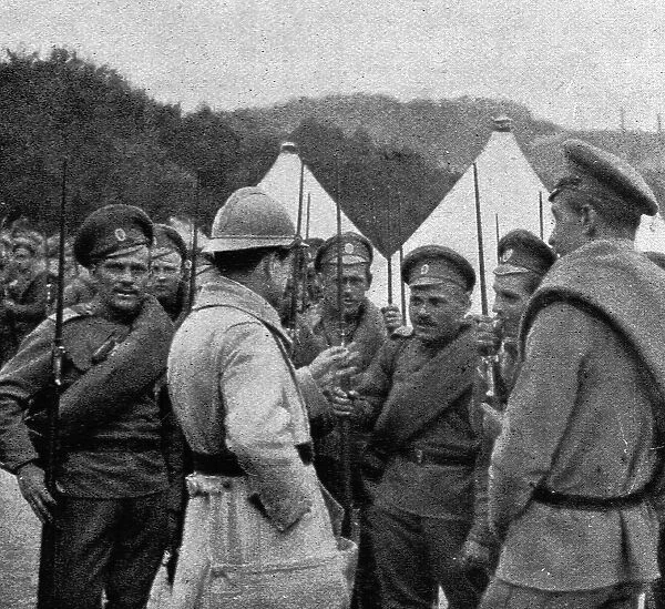 Les Russes en France; nos allies se font expliquer par un interprete la manoeuvre... 1916. Creator: Unknown