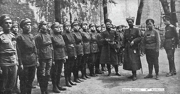 Les Soubresauts de la Russie; Un bataillon feminin, cree et commande par Mme Botchkareva... 1917. Creator: Unknown