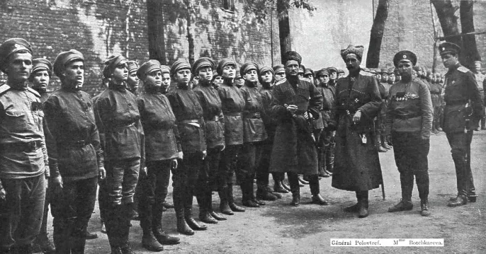 Framed Print : Les Soubresauts de la Russie; Un bataillon feminin, cree et commande par Mme Botchkareva... 1917. Creator: Unknown Framed Print : Les Soubresauts de la Russie; Un bataillon feminin, cree et commande par Mme Botchkareva... 1917. Creator: Unknown