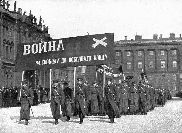 Les Soubresauts de la Russie; Un groupe d'eleves artilleurs parcourt la ville en cortege... 1917. Creator: Unknown