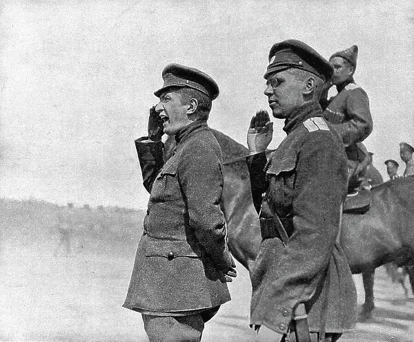 Les Soubresauts de la Russie; Kerensky, au cours d'une revue sur le front, repond aux... 1917. Creator: Unknown