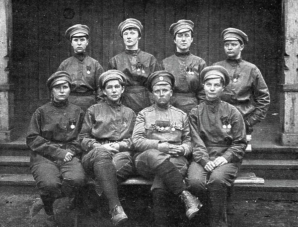 Les Soubresauts de la Russie; L'etat-major du bataillon feminin: au centre, Mme Botchkareva...1917. Creator: Unknown