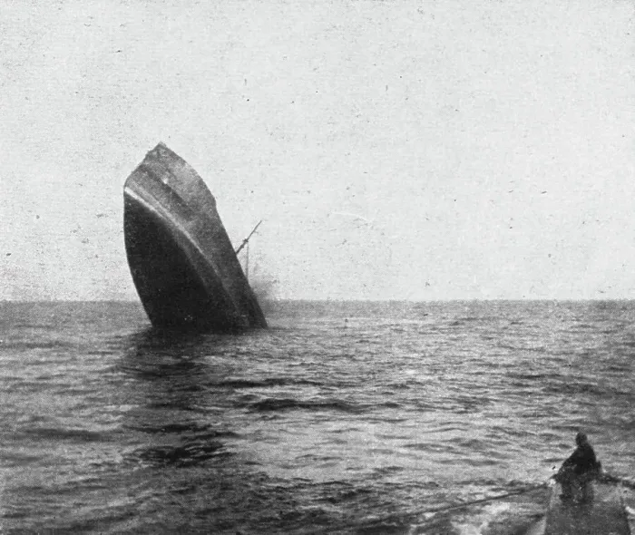 Framed Print : Les sous-marins allemands a l'Oeuvre; Cargo piquant au fond par l'arriere, 1918. Creator: Unknown Framed Print : Les sous-marins allemands a l'Oeuvre; Cargo piquant au fond par l'arriere, 1918. Creator: Unknown