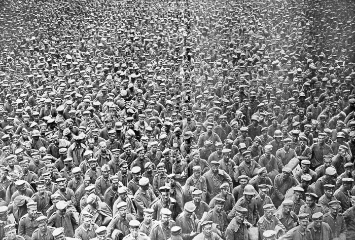 Framed Print : Les succes Britanniques; Prisonniers captures par les 3e et 4e Armees Britanniques... 1918. Creator: Unknown Framed Print : Les succes Britanniques; Prisonniers captures par les 3e et 4e Armees Britanniques... 1918. Creator: Unknown
