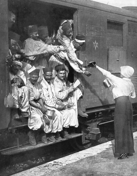 Framed Print : Les Turcos; Un arret dans une Gare d'un train de Tirailleurs, 1914. Creator: Unknown Framed Print : Les Turcos; Un arret dans une Gare d'un train de Tirailleurs, 1914. Creator: Unknown