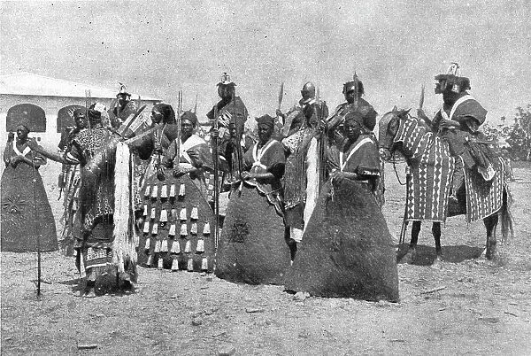 L'escorte du lamido Rey Bouba, le plus grand roi noir du Cameroun et l'un des meilleurs... 1916. Creator: Unknown