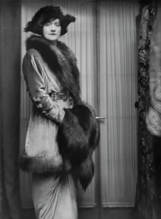 Framed Print : Leslie, Marguerite L. Miss, portrait photograph, 1913 Apr. 6. Creator: Arnold Genthe Framed Print : Leslie, Marguerite L. Miss, portrait photograph, 1913 Apr. 6. Creator: Arnold Genthe