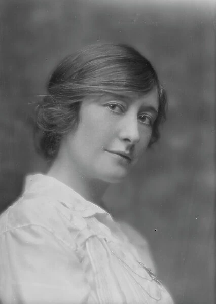 Leslie, Maude, Miss, portrait photograph, 1915 Apr. 6. Creator: Arnold Genthe
