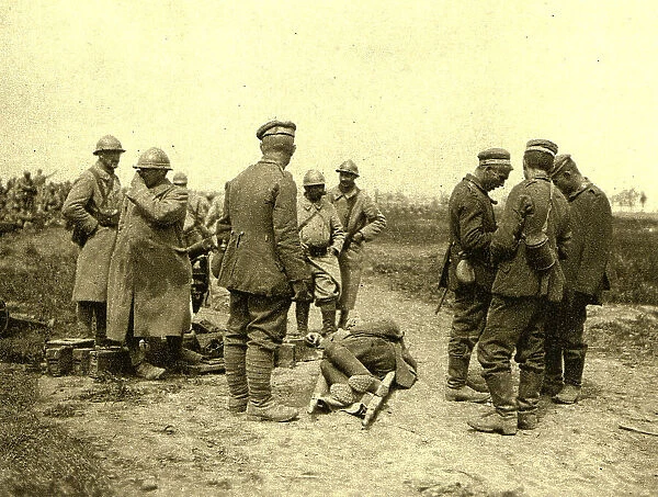 A l'est de Montdidier; Halte de prisonniers allemands ramenant un blesse, 1918. Creator: Unknown