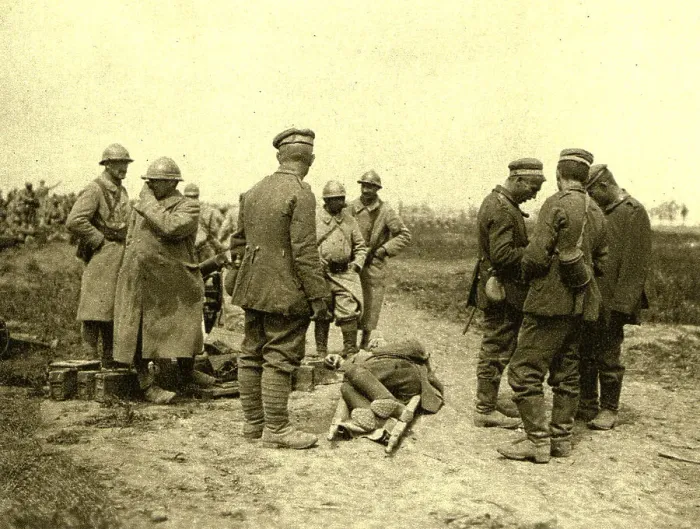 Framed Print : A l'est de Montdidier; Halte de prisonniers allemands ramenant un blesse, 1918. Creator: Unknown Framed Print : A l'est de Montdidier; Halte de prisonniers allemands ramenant un blesse, 1918. Creator: Unknown