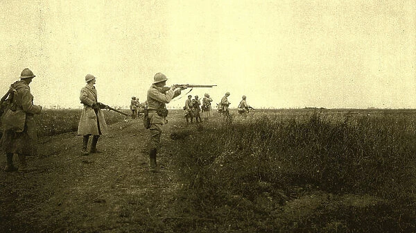 A l'est de Montdidier; A l'attaque du village de Piennes, au Sud-Est de Montdidier... 1918. Creator: Unknown