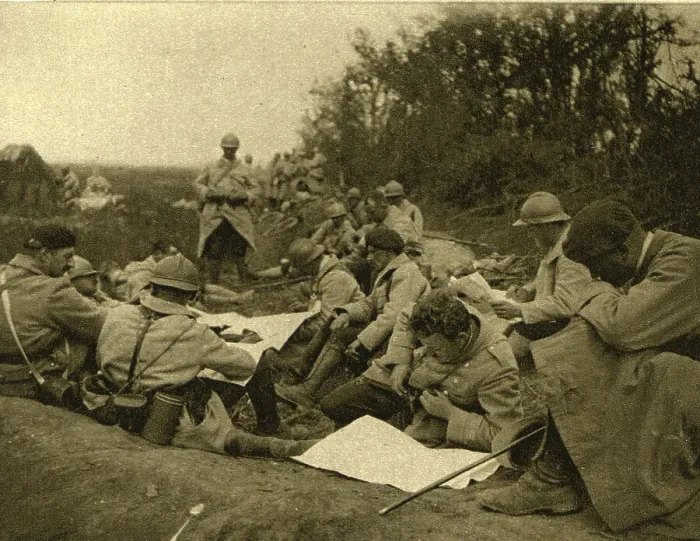 Framed Print : A l'est de Montdidier; les commandants de compagnie se concertent, 1918. Creator: Unknown Framed Print : A l'est de Montdidier; les commandants de compagnie se concertent, 1918. Creator: Unknown