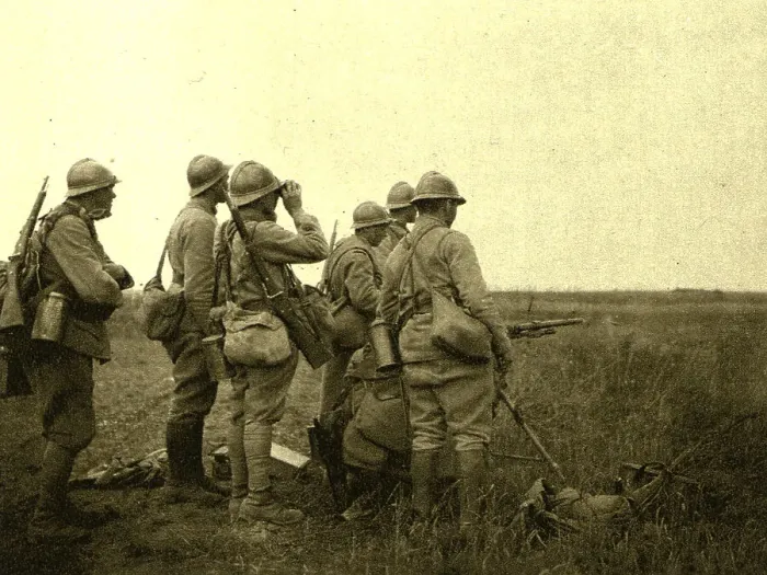 Framed Print : A l'est de Montdidier; Mitrailleuse tirant a decouvert sur des groupes d'ennemis en... 1918. Creator: Unknown