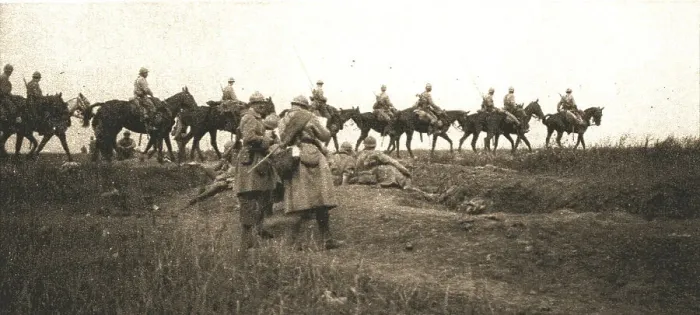 Framed Print : A l'est de Montdidier; pelotons de dragons en soutien d'infanterie, 1918. Creator: Unknown Framed Print : A l'est de Montdidier; pelotons de dragons en soutien d'infanterie, 1918. Creator: Unknown