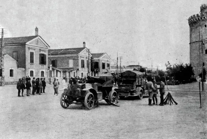 Framed Print : L'etat de siege a Salonique; Auto-canon en batterie pres de la Tour Blanche, 1916. Creator: Unknown Framed Print : L'etat de siege a Salonique; Auto-canon en batterie pres de la Tour Blanche, 1916. Creator: Unknown
