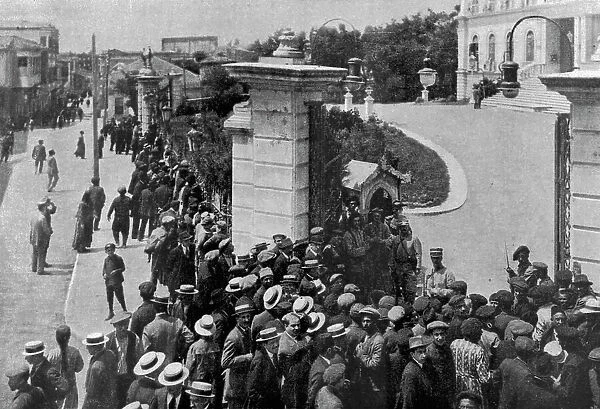 'L'etat de siege a Salonique; nos soldats gardent l'entrée de la Prefecture, 1916. Creator: Unknown