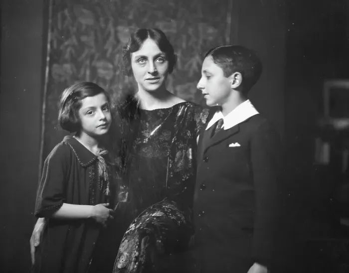 Framed Print : Leventritt, E.M. Mrs. and children, portrait photograph, 1924 Apr. 11. Creator: Arnold Genthe