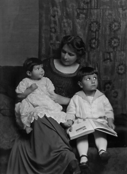 Lewis, Clarence, Mrs. and children, portrait photograph, 1915. Creator: Arnold Genthe