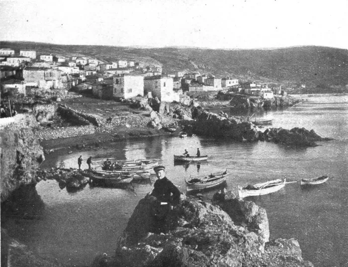 Framed Print : L'expedition des Dardanelles, les preliminaires; Une vue de Sigri, sur la cote... 1914 (1924). Creator: Unknown Framed Print : L'expedition des Dardanelles, les preliminaires; Une vue de Sigri, sur la cote... 1914 (1924). Creator: Unknown