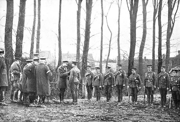 A L'Honneur; Le roi George V decore des soldats anglais ave le Distinguished Service Order, 1914. Creator: Unknown