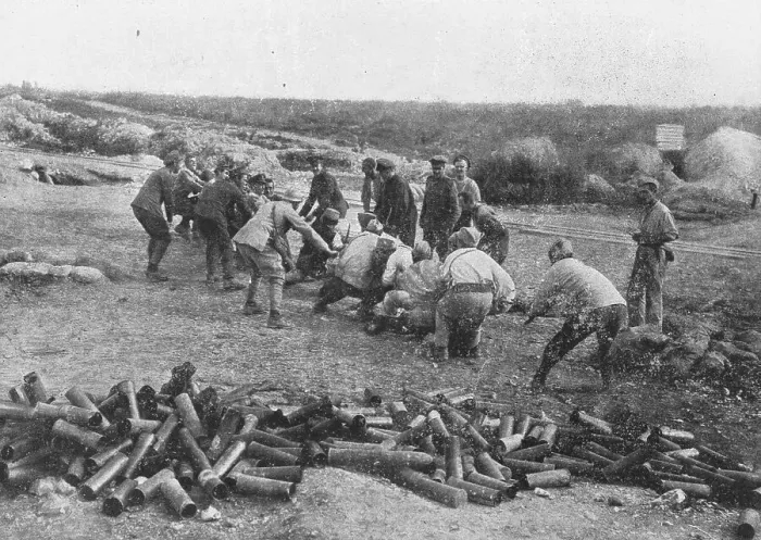Framed Print : Liaison des armes et camaraderie militaire; lutte a la corde entre les servants de deux... 1916. Creator: Unknown Framed Print : Liaison des armes et camaraderie militaire; lutte a la corde entre les servants de deux... 1916. Creator: Unknown