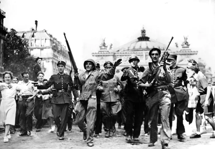 Framed Print : Liberation of Paris, 25 August 1944 Framed Print : Liberation of Paris, 25 August 1944