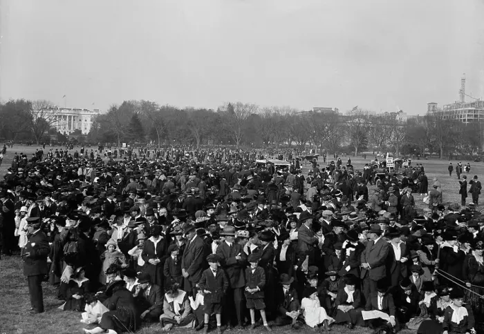 Framed Print : Liberty Loan Crowds, 1917. Creator: Harris & Ewing. Liberty Loan Crowds, 1917. Creator: Harris & Ewing Framed Print : Liberty Loan Crowds, 1917. Creator: Harris & Ewing. Liberty Loan Crowds, 1917. Creator: Harris & Ewing
