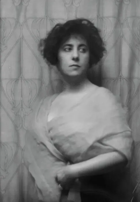 Framed Print : Lichtenberg, Rudolph, Mrs. (formerly Miss M.B. Smith), portrait photograph, 1912 or 1913. Creator: Arnold Genthe Framed Print : Lichtenberg, Rudolph, Mrs. (formerly Miss M.B. Smith), portrait photograph, 1912 or 1913. Creator: Arnold Genthe