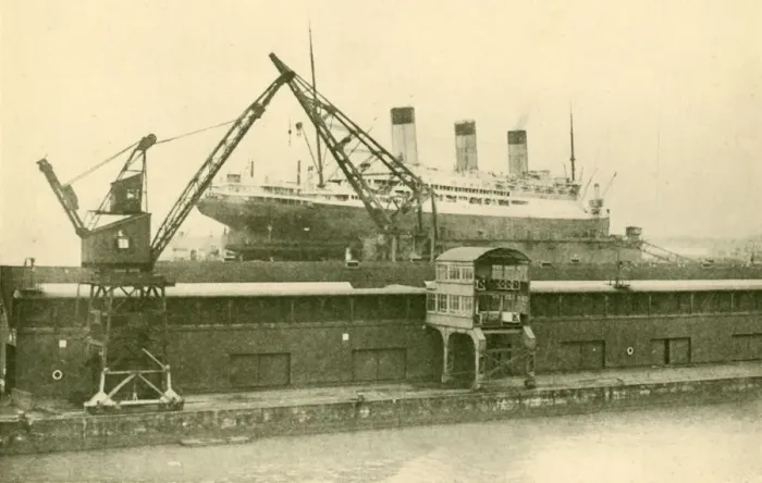 Framed Print : Lifitng a Majestic (56, 551 Tons) in the Floating Dock at Southampton, c1930 Framed Print : Lifitng a Majestic (56, 551 Tons) in the Floating Dock at Southampton, c1930