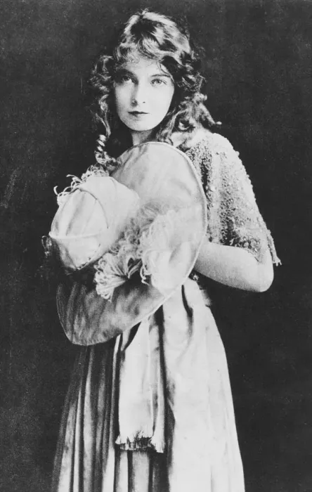 Framed Print : Lillian Gish (1896-1993), American stage and screen actress, 1912 Framed Print : Lillian Gish (1896-1993), American stage and screen actress, 1912