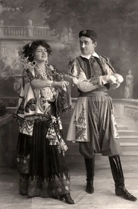 Framed Print : Lily Elsie and Joseph Coyne in The Merry Widow, 1908. Artist: Foulsham and Banfield Framed Print : Lily Elsie and Joseph Coyne in The Merry Widow, 1908. Artist: Foulsham and Banfield