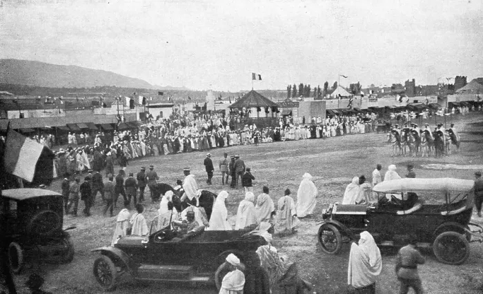 Framed Print : L'inauguration de la Foire de Fez; vue d'ensemble de la foire de Fez, le jour de... 1916. Creator: Unknown Framed Print : L'inauguration de la Foire de Fez; vue d'ensemble de la foire de Fez, le jour de... 1916. Creator: Unknown