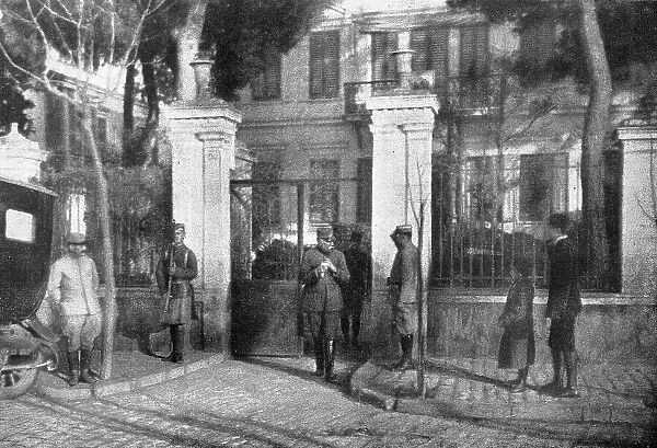 Lincident des consuls ennemis de Salonique; Le general Sarrail, commandant en chef... 1916. Creator: Unknown