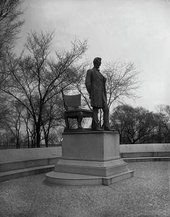 Framed Print : Lincoln statue, [Lincoln Park, Chicago, Ill.], between 1900 and 1905. Creator: Unknown
