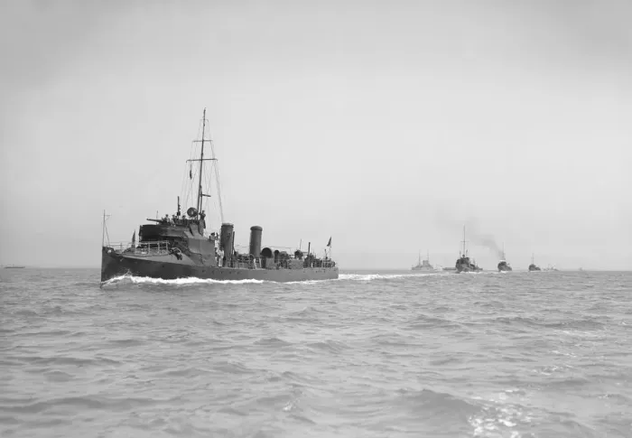 Framed Print : Line of Torpedo Boats under way, 1911. Creator: Kirk & Sons of Cowes Framed Print : Line of Torpedo Boats under way, 1911. Creator: Kirk & Sons of Cowes