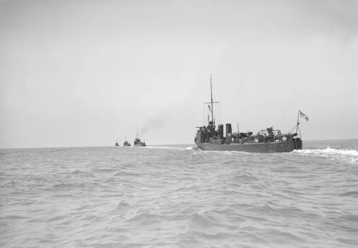 Framed Print : Line of Torpedo Boats under way, 1911. Creator: Kirk & Sons of Cowes Framed Print : Line of Torpedo Boats under way, 1911. Creator: Kirk & Sons of Cowes