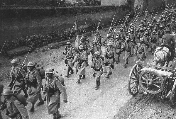 L'infanterie coloniale a la bataille de la Somme; Drapeau en tete, un regiment qui a pris... 1916. Creator: Unknown