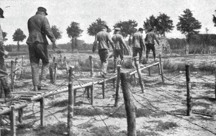 Framed Print : L'instruction de la Nouvelle armee Belge; L'entrainement de la Nouvelle armee Belge... 1916. Creator: Unknown Framed Print : L'instruction de la Nouvelle armee Belge; L'entrainement de la Nouvelle armee Belge... 1916. Creator: Unknown
