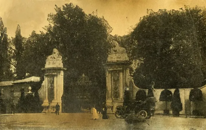Framed Print : The Lion Gates, Hampton Court, London, 1910. Creator: Unknown Framed Print : The Lion Gates, Hampton Court, London, 1910. Creator: Unknown